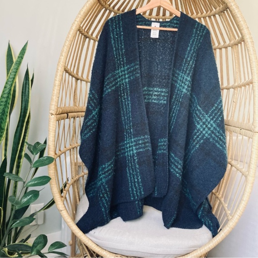 Woolrich plaid boucle shawl poncho in navy and green One size fits all 41inX65in